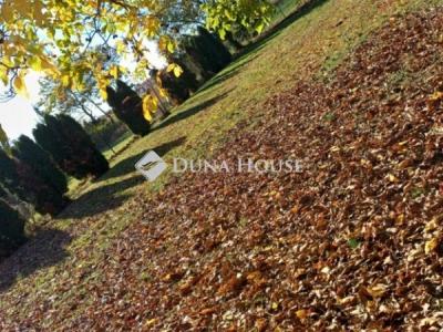 Eladó lakóövezeti telek Pér