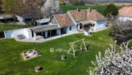 Eladó családi ház Bakonyság