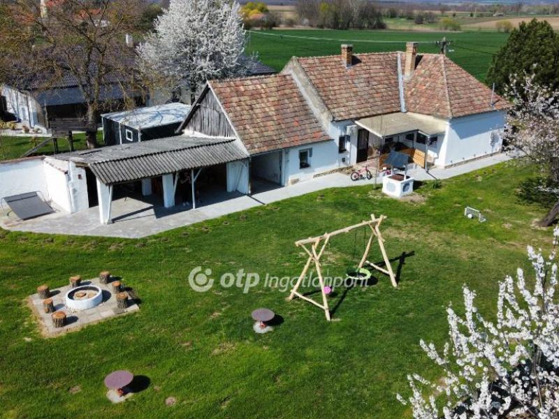 Eladó családi ház Bakonyság