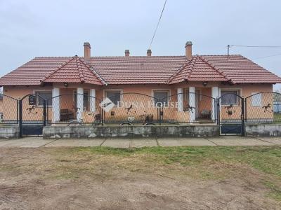 Eladó ikerház Törtel