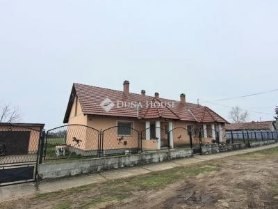 Eladó ikerház Törtel