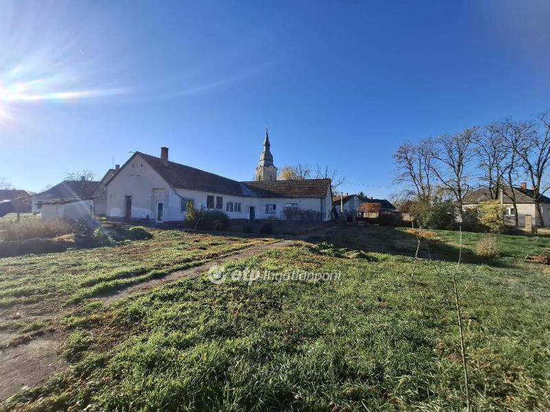 Eladó családi ház Hencida