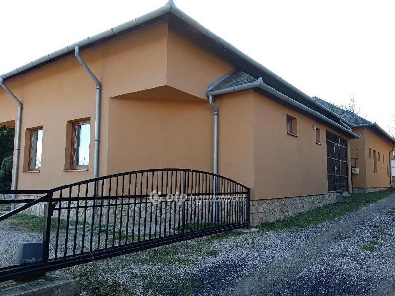 Eladó családi ház Szentgál