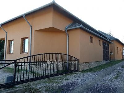 Eladó családi ház Szentgál