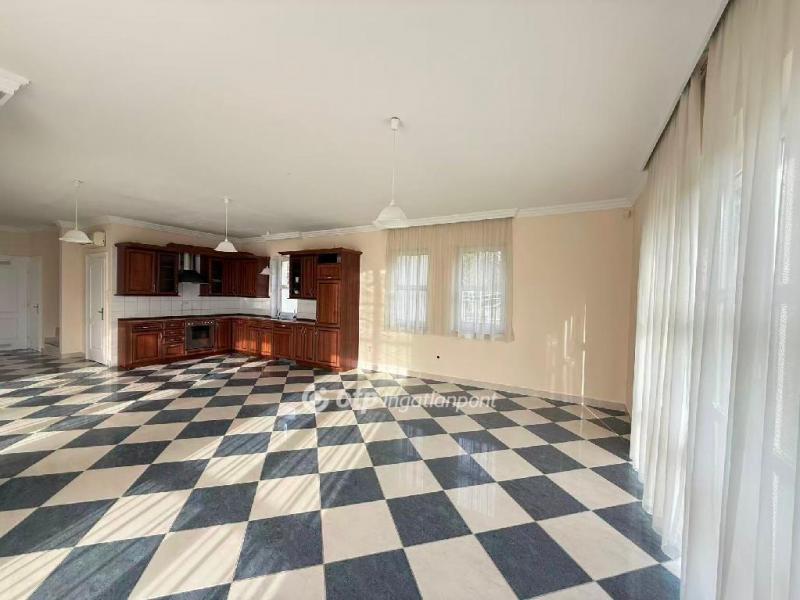 Eladó családi ház Budapest