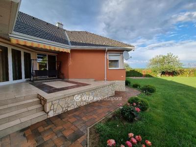 Eladó családi ház Bakonyszentlászló