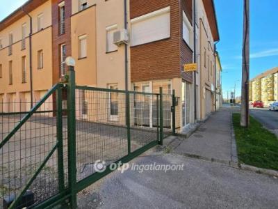 Eladó iroda lakásban Pápa