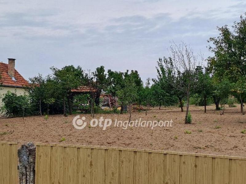 Eladó lakóövezeti telek Téglás