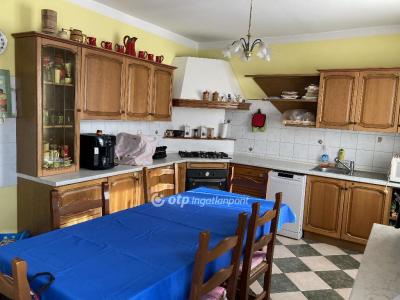 Eladó családi ház Ajka