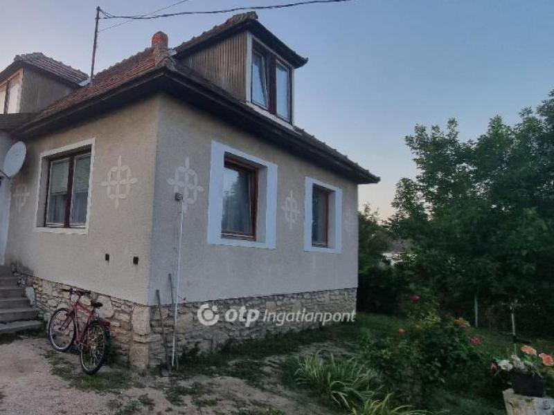 Eladó családi ház Pápateszér