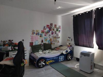 Eladó családi ház Üllés