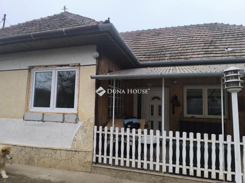 Eladó családi ház Úri