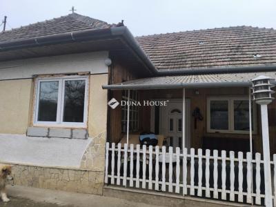 Eladó családi ház Úri