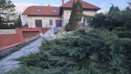 Eladó családi ház Üröm