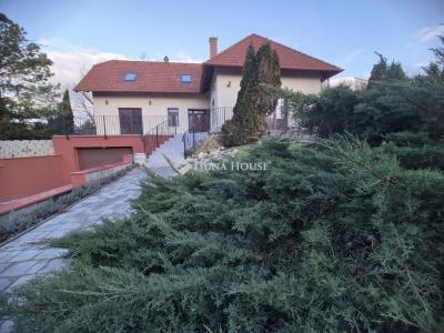 Eladó családi ház Üröm