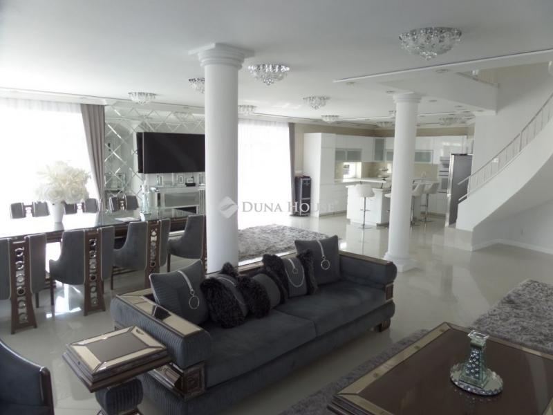 Eladó családi ház Üröm