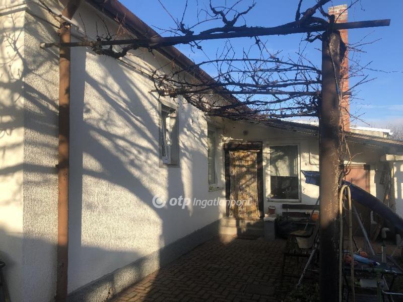 Eladó családi ház Ajka