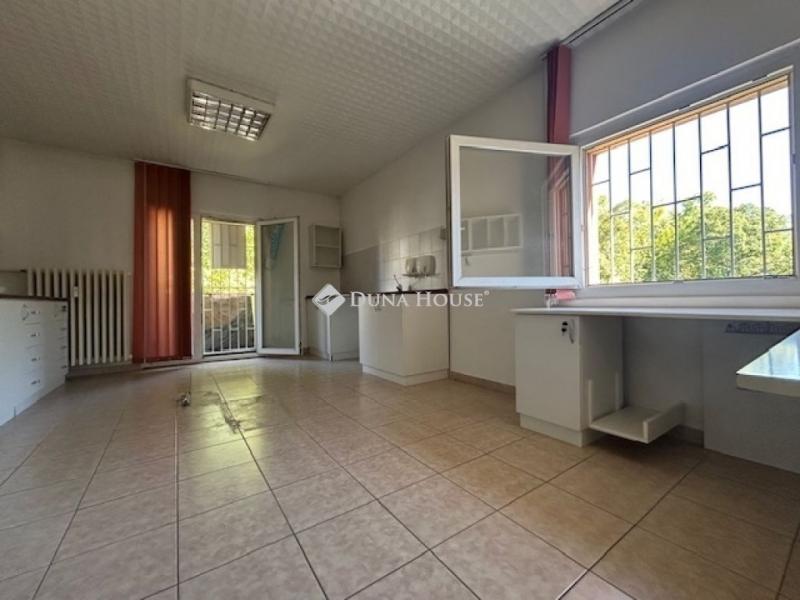 Eladó utcai bejáratú üzlethelység Pécs