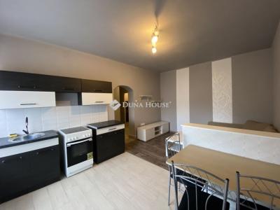Eladó lakás Komló