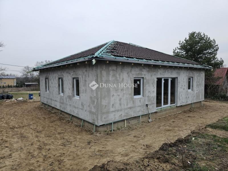 Eladó családi ház Pócsmegyer