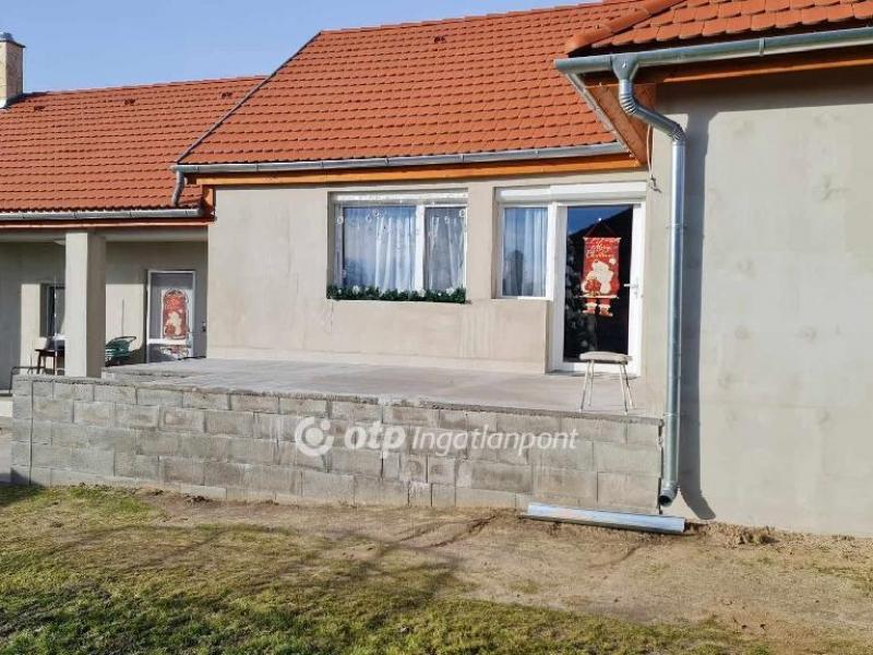 Eladó családi ház Vajta
