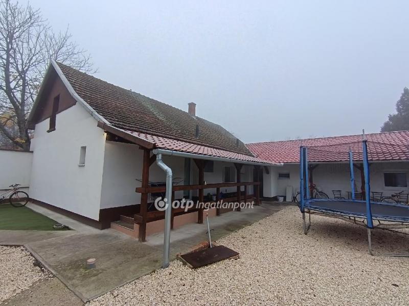 Eladó családi ház Csongrád