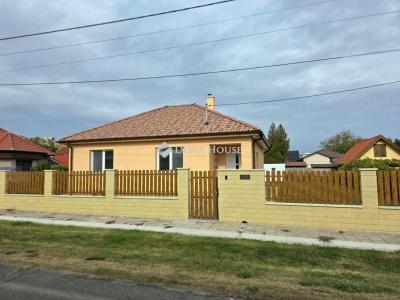 Eladó családi ház Szekszárd