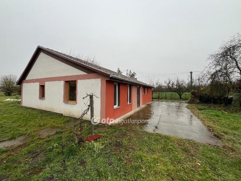Eladó családi ház Biharugra