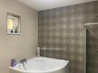 Eladó lakás Újhartyán