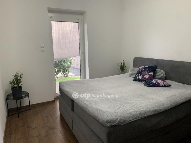 Eladó lakás Újhartyán