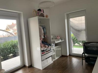 Eladó lakás Újhartyán