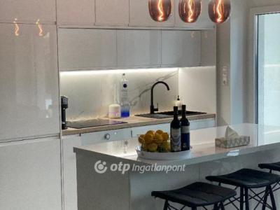 Eladó lakás Újhartyán