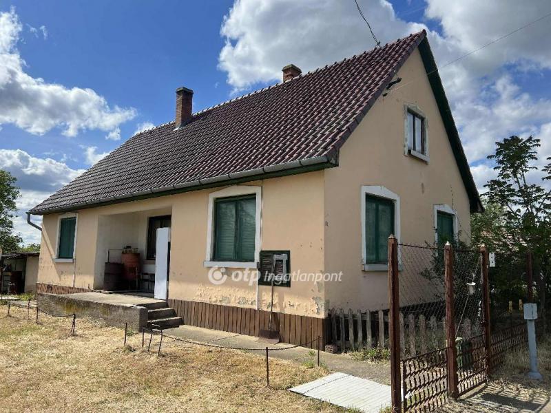 Eladó családi ház Konyár
