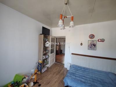 Eladó családi ház Úri