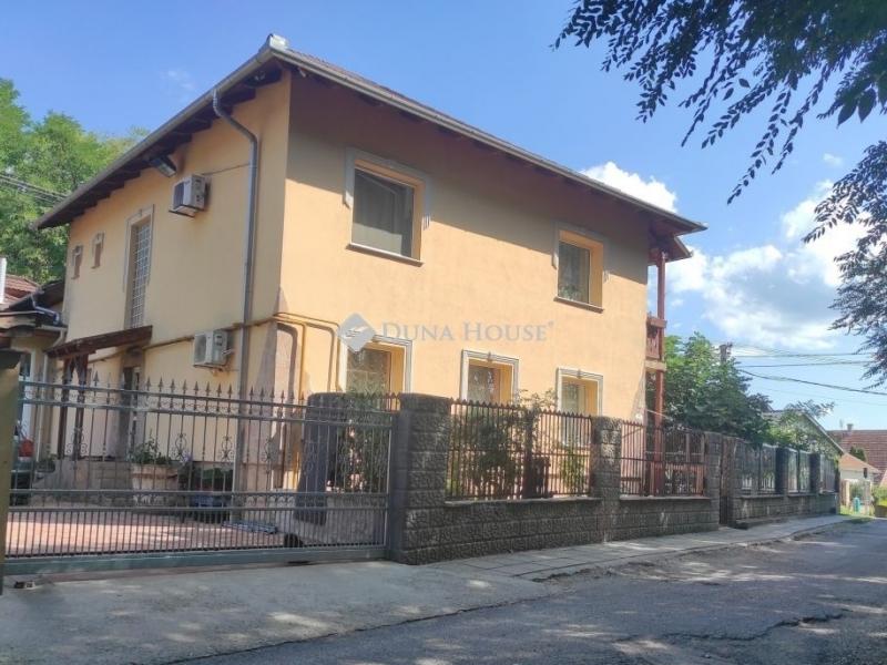 Eladó családi ház Úri