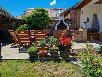 Eladó családi ház Kisoroszi