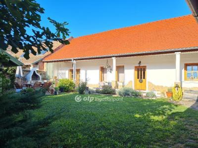 Eladó családi ház Kisoroszi