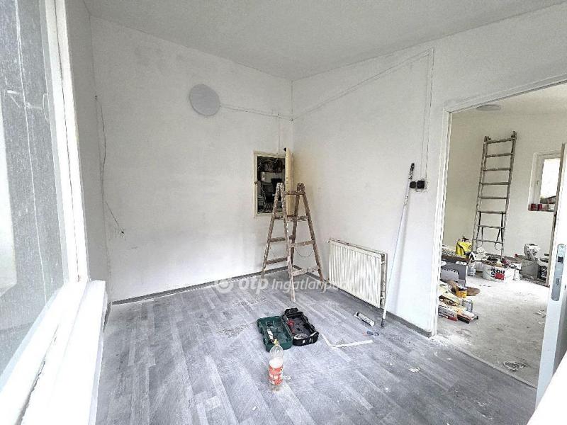 Eladó házrész Üröm