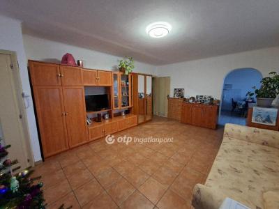 Eladó családi ház Érsekcsanád