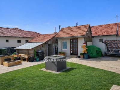 Eladó családi ház Érd