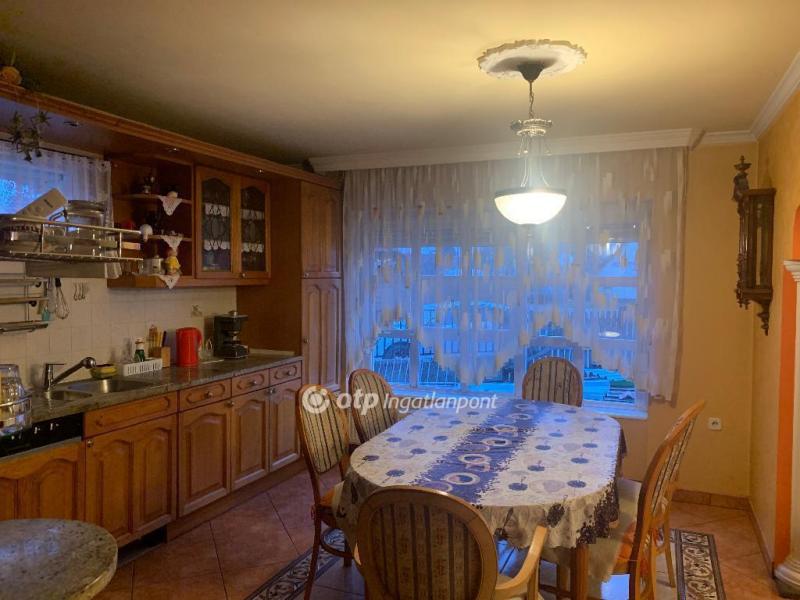 Eladó családi ház Abony