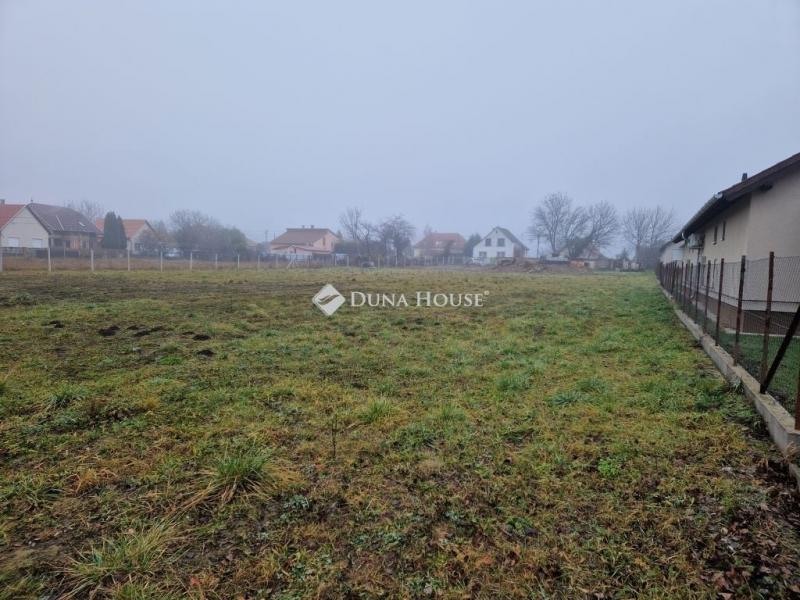 Eladó lakóövezeti telek Monor