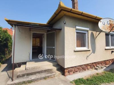 Eladó családi ház Balatonfenyves