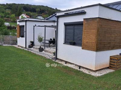 Eladó családi ház Alsóörs