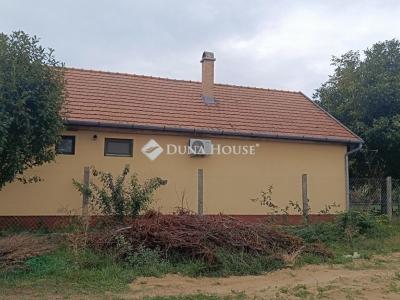 Eladó családi ház Úri