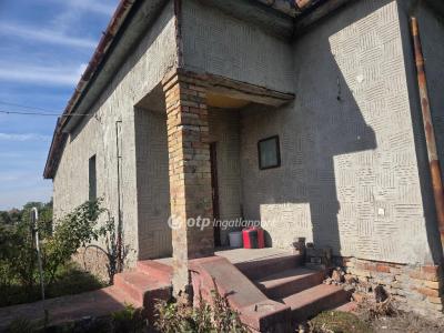 Eladó családi ház Újszász