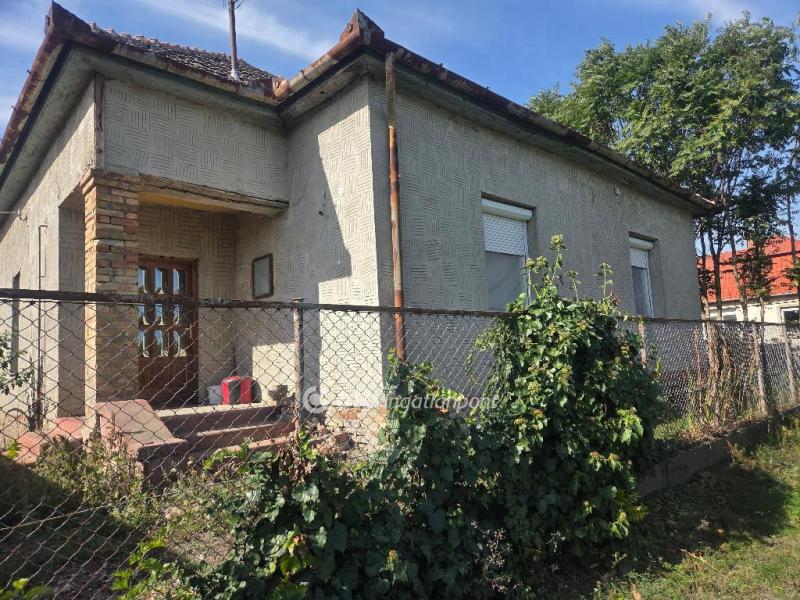 Eladó családi ház Újszász