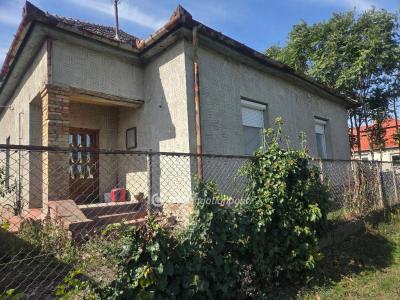 Eladó családi ház Újszász