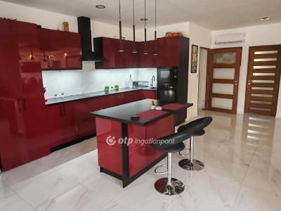 Eladó családi ház Kápolnásnyék