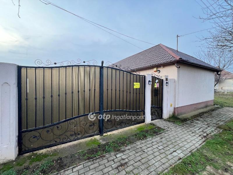 Eladó családi ház Berekböszörmény